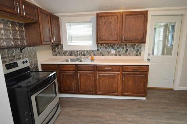 Building Photo - Updated 5 Bedroom House for Rent Near Downtown!