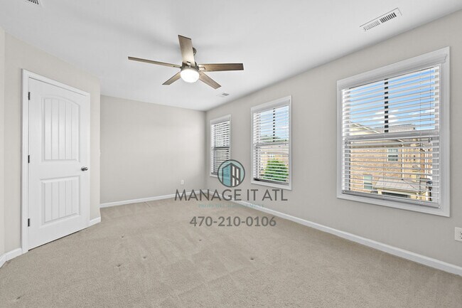 Building Photo - A beautifully maintained 3-bedroom, 3.5-ba...