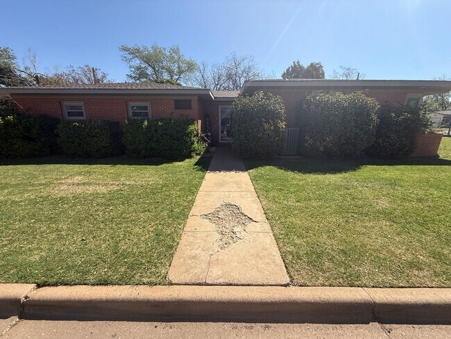 Building Photo - PRE LEASING for Fall 2026! 5 bedroom 3 bath Home!