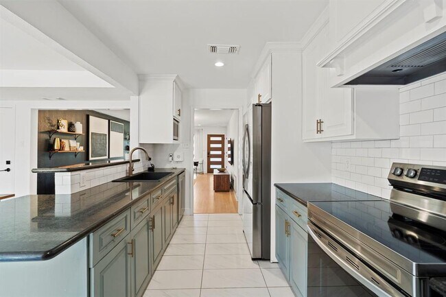 Building Photo - 8537 Panatella Dr