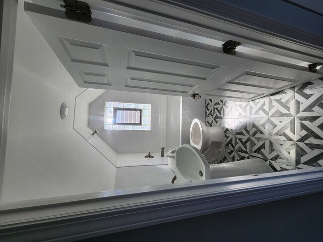 Building Photo - 16W611 2nd Ave