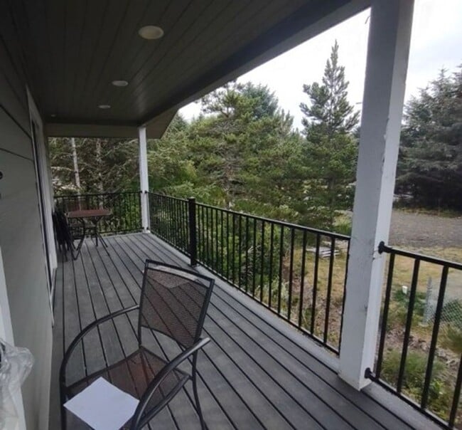 Building Photo - Studio Apt in Private Setting