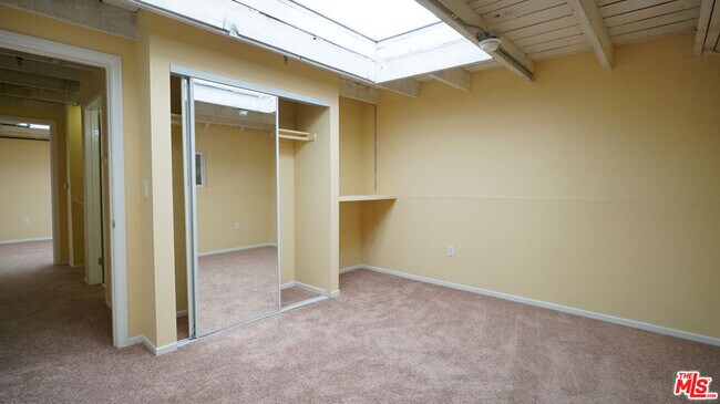 Building Photo - 922 W 23rd St