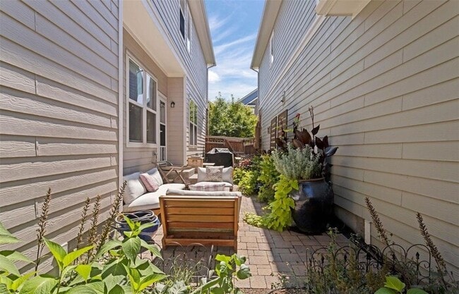 Building Photo - Modern 3BR Home with Finished Basement & Private Courtyard in Lowry