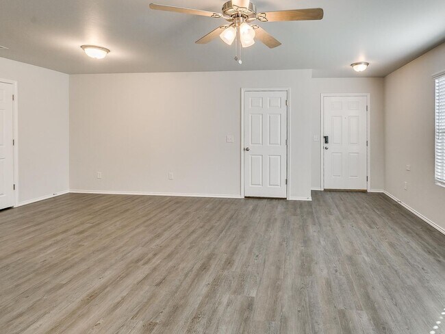 Building Photo - *NOW PRELEASING* Three Bedroom | Two Bath Duplex in Redstone Ranch with Full service Lawncare