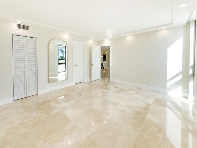 Building Photo - 4800 Bayview Dr