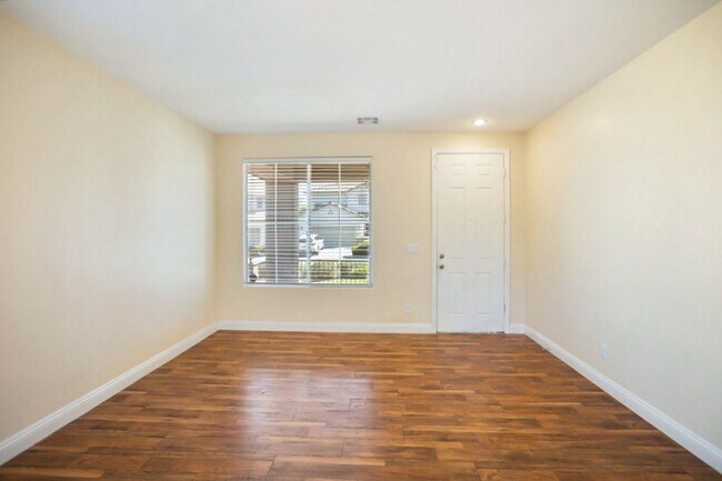 Building Photo - 3 Bed and Loft Summerlin Beauty