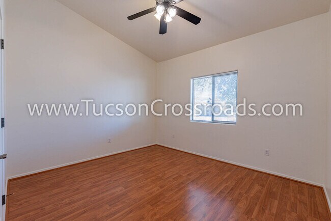 Building Photo - 4 Bedroom / 2 Bathroom Home