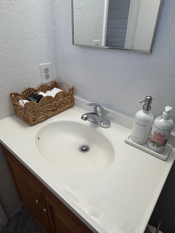 Building Photo - 1711 E Camino Carreta