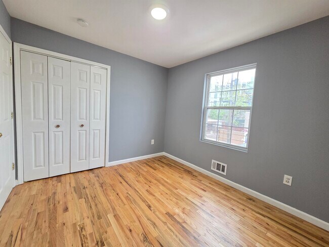 Building Photo - 82 Mallory Ave