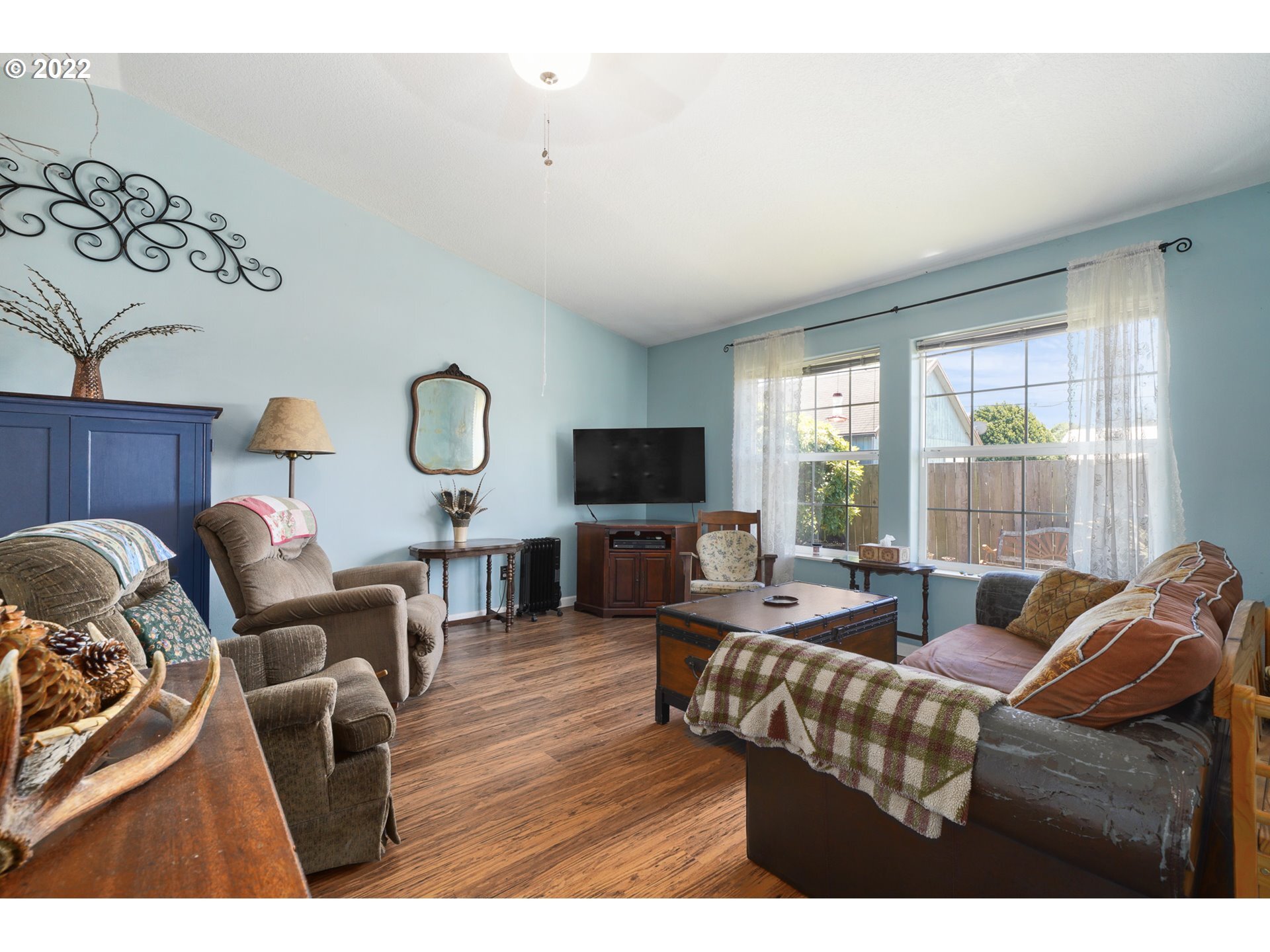Living room - 909 Madrona Ave