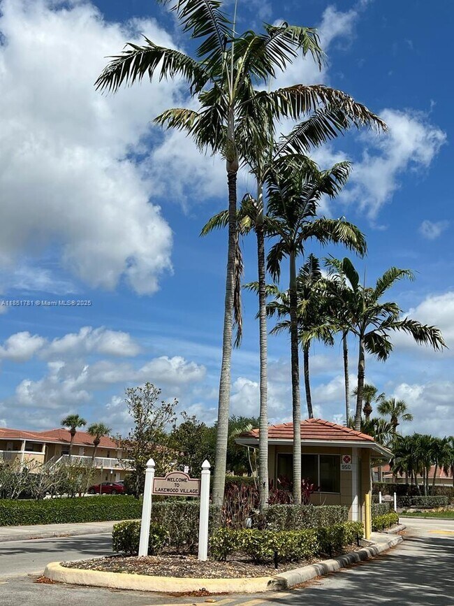 Building Photo - 9992 Twin Lakes Dr