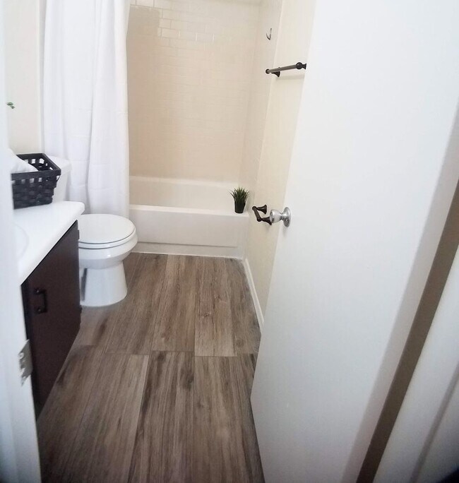 Building Photo - Beautiful 2/2 Towhhouse Feel Condo  x Rent...