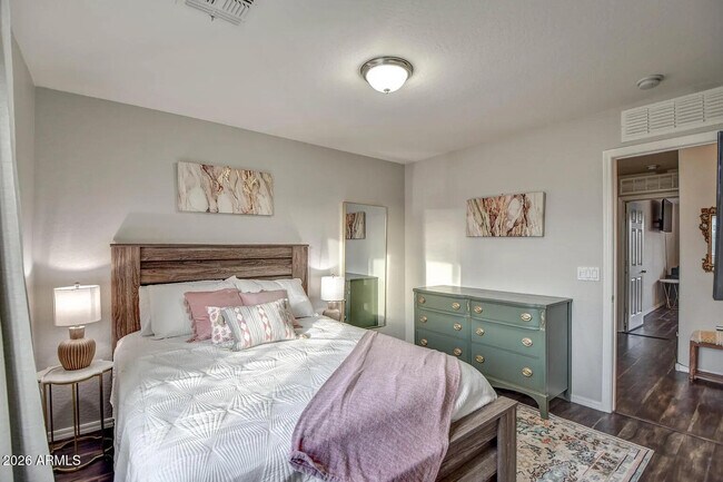 Building Photo - 10964 W Taft St