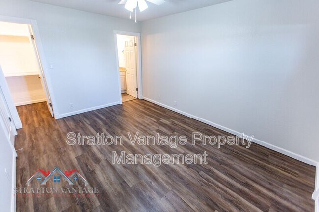 Building Photo - 427 W Pontiac Dr