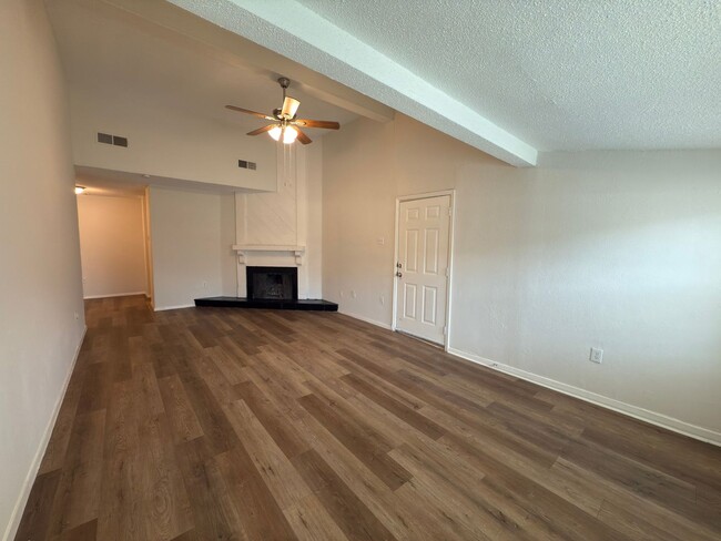 Building Photo - Charming 1 Bedroom Unit in Dallas!