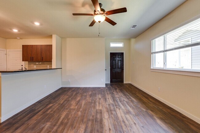 Building Photo - AVAILABLE NOW! GORGEOUS 4 BEDROOM DUPLEX L...
