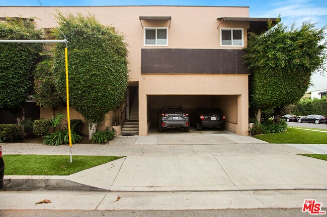 Building Photo - 8440 Willoughby Ave