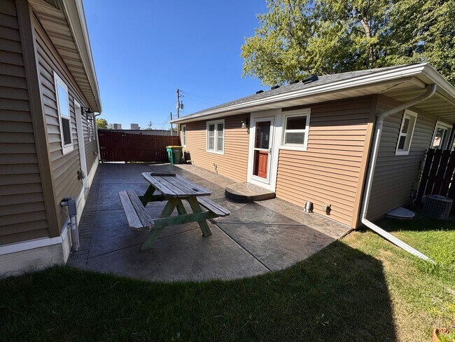 Building Photo - Single Family Home in Edgerton, WI