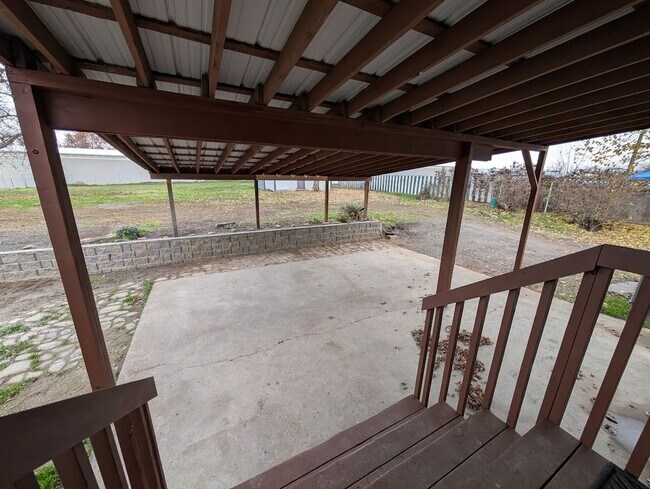 Building Photo - Fantastic 3 Bedroom Clarkston House with Fenced Backyard