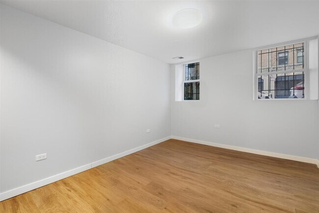 Building Photo - 4700 N Racine Ave