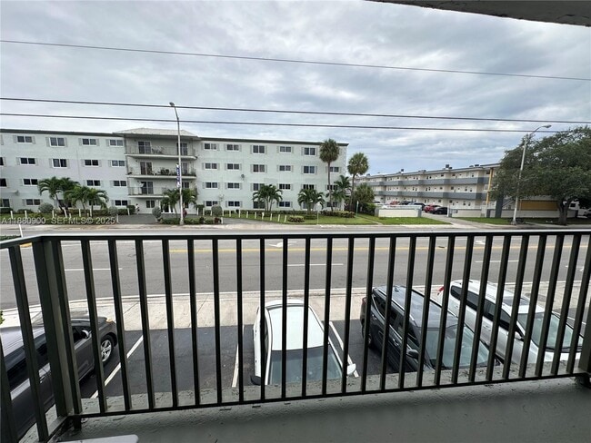 Building Photo - 13285 NE 6th Ave