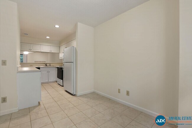 Building Photo - Updated Wyndemere Condo at Yacht Cove – Fr...