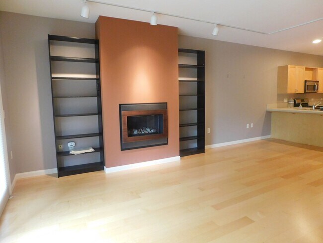 Building Photo - Fall Special $300 Off First Full Mo.-Beaut...
