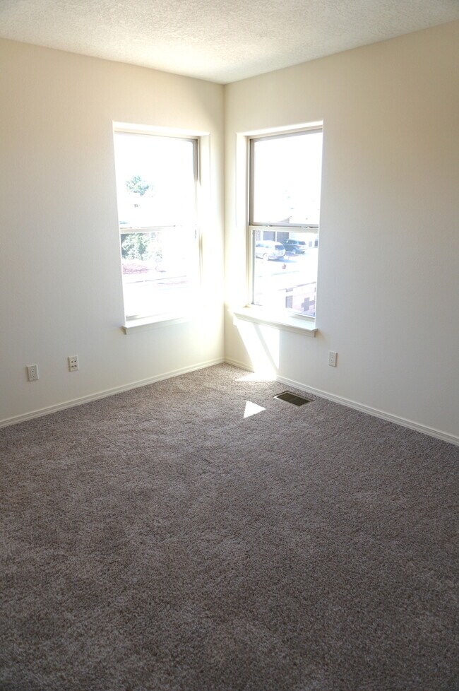 Building Photo - Amazing 3 Bedroom! Great location! Across ...