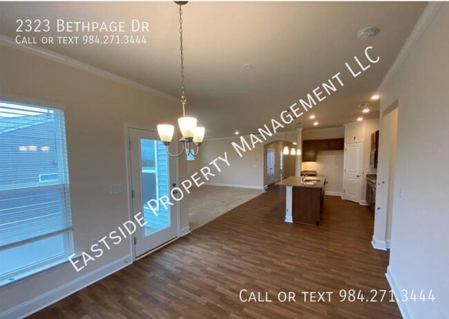 Building Photo - 2323 Bethpage Dr