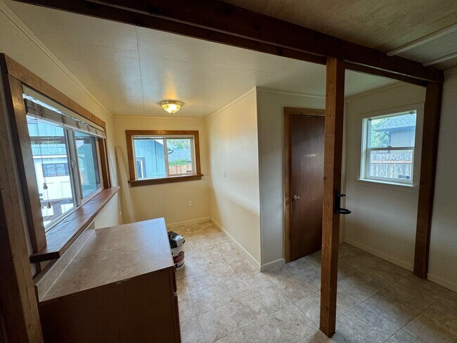 Building Photo - 3 bedroom house with a guest house