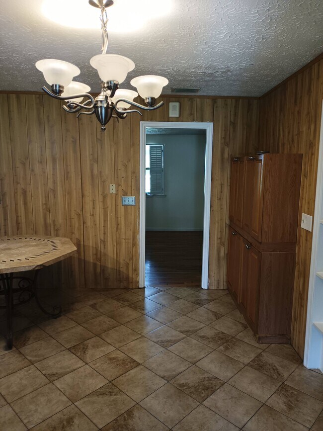 Building Photo - 471 Logan Ave