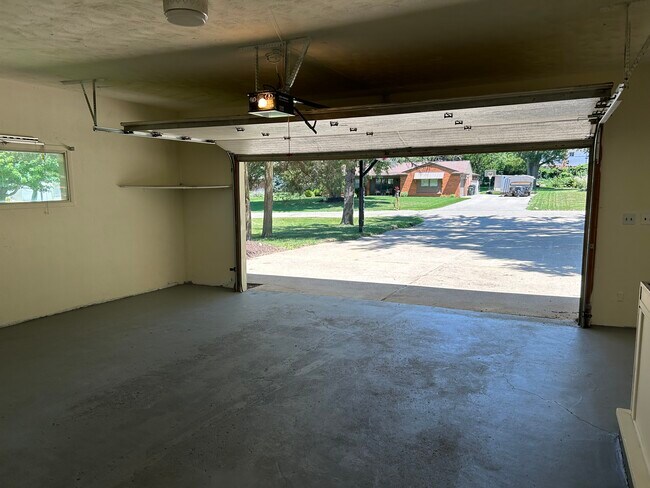 Building Photo - 3754 Hi Villa Dr