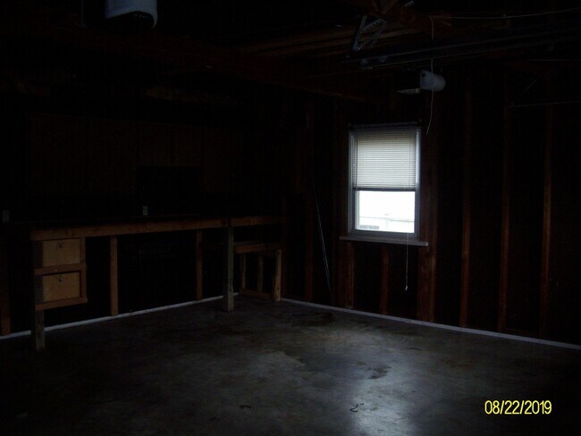 Building Photo - 3 bd-1 1/2 bath
