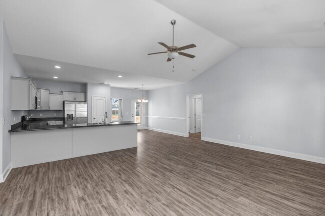 Building Photo - 3 bedroom 2 bathroom with a bonus room