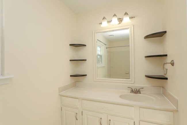 Building Photo - Spacious 4BR Home with a Fenced Yard & Jetted Tub