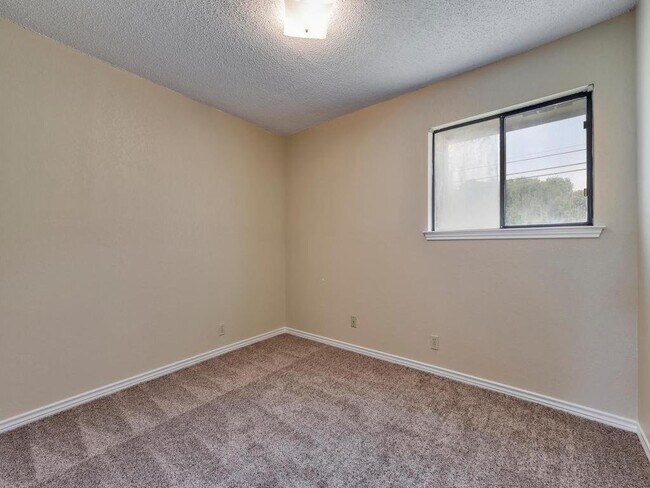 Building Photo - 506 Lakeway Dr