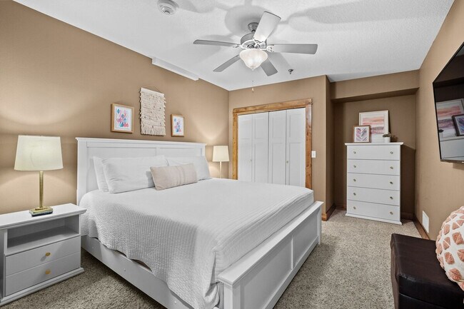 Building Photo - 301 E Walnut St