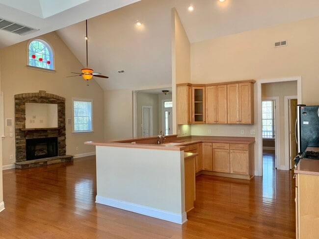 Building Photo - Great Home in Gated Community with Bonus Room!