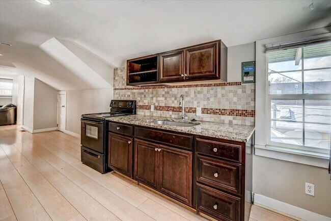 Building Photo - Monroe Duplex