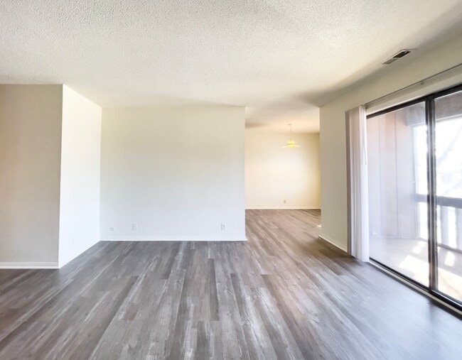 Building Photo - Spacious 2 Bedroom!