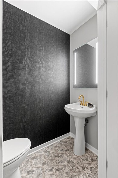 Building Photo - 1224 W Van Buren St