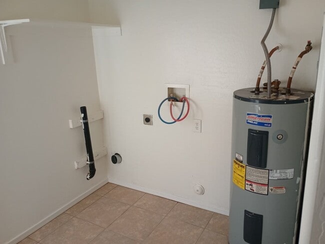 Building Photo - N Montezuma Dr