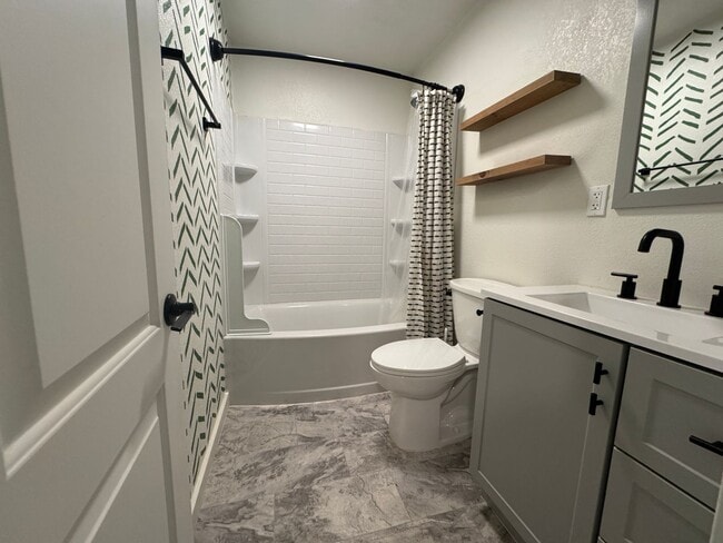 Building Photo - 2 Bedrooms, 1 Bath, Garage, Washer and Dryer Hookups
