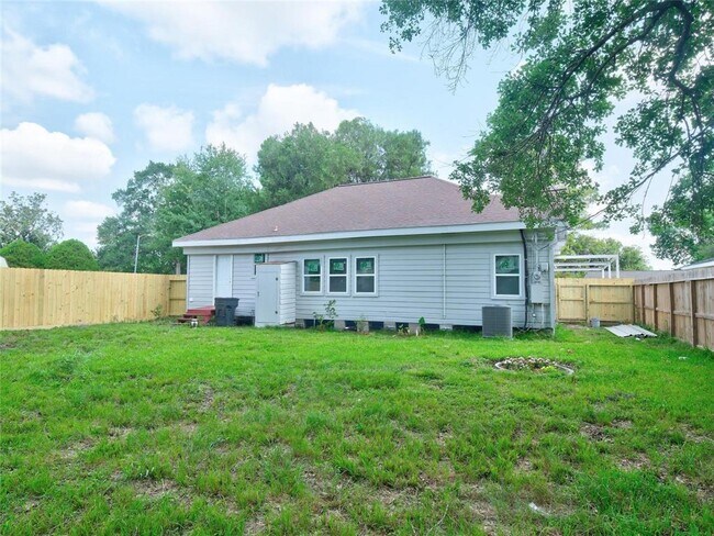 Building Photo - 2703 Areba St