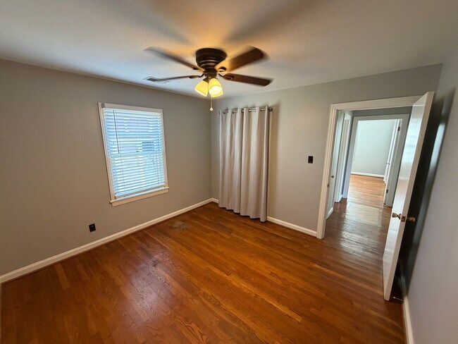 Building Photo - LIve in beautiful downtown Franklin!