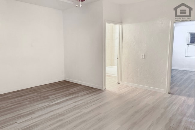 Building Photo - 2Bed/1Bath Apartment at Camelback Rd/Central Ave! Move-In Ready on 06/04/2026! – NO HOA!
