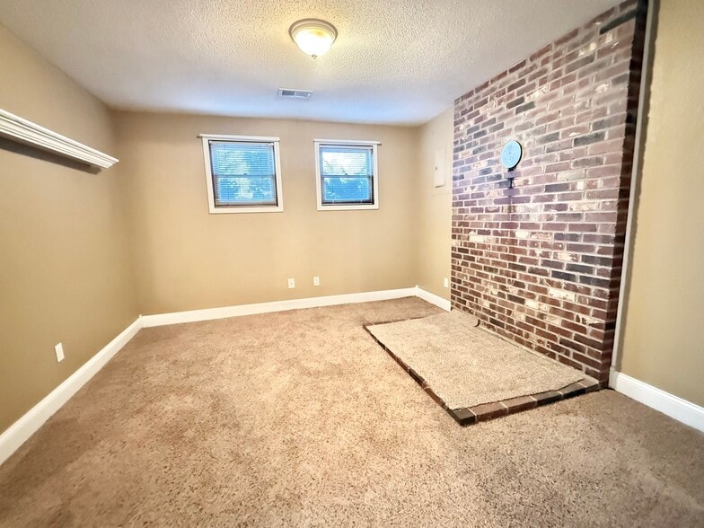 Building Photo - 2317 Independence Ct