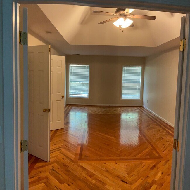 Building Photo - Quiet Neighborhood- Large family living!