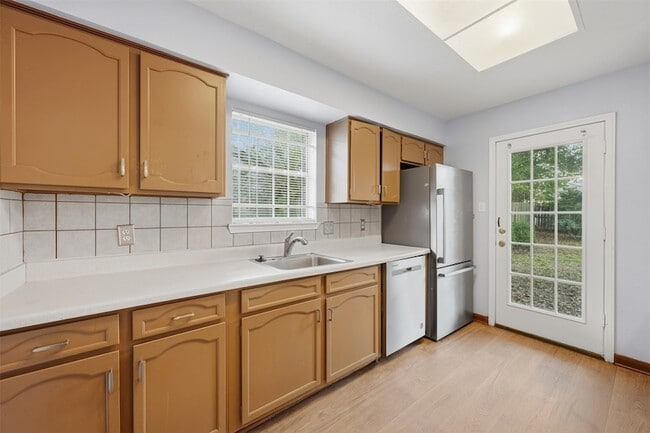 Building Photo - 7015 Pella Dr